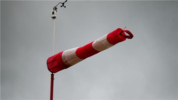 Regenschirm gut festhalten: Es wird stürmisch Vor allem in der Westhälfte Deutschlands sind laut Deutschem Wetterdienst Böen zwischen 70 und 80 Kilometer pro Stunde möglich. Noch kräftiger werden soll der Wind auf den Gipfeln der Mittelgebirge und an der Nordsee.
