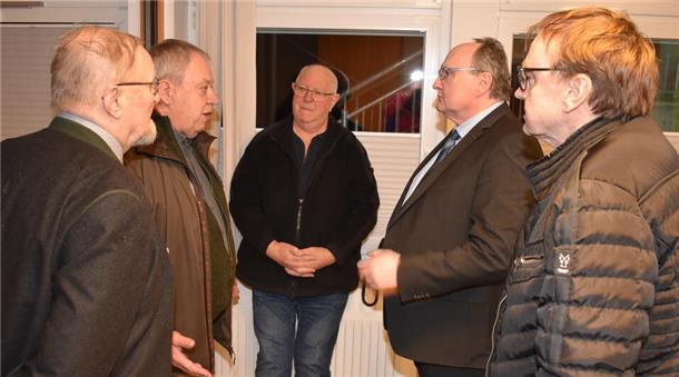 Vor Beginn der Ratssitzung in Stadland suchten Bürger das Gespräch mit Bürgermeister Harald Stindt (Zweiter von rechts). Dabei ging es auch um eine Arztpraxis in Seefeld.