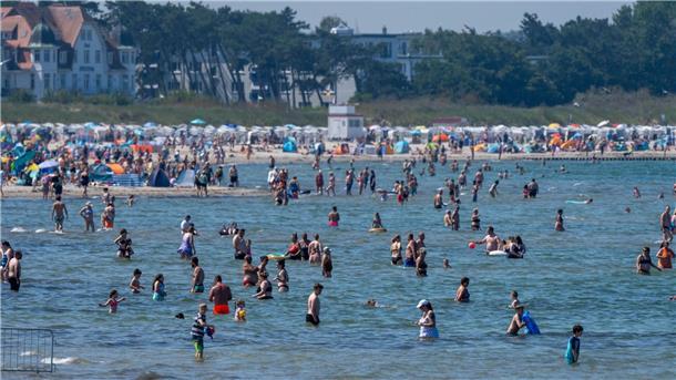 Vor dem Baden im kühlen Meer sollte man den aufgeheizten Körper langsam runterkühlen, sonst kann es lebensgefährlich werden. (Archivbild)