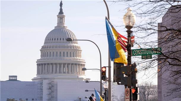 Selenskyj in Washington - Biden sichert Unterstützung zu Vor dem Besuch des ukrainischen Präsidenten Wolodymyr Selenskyj in Washington werden amerikanische und ukrainische Flaggen entlang der Pennsylvania Avenue gehisst.