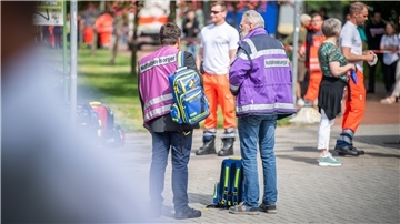 Vor dem Bremerhavener Lloyd Gymnasium standen am Donnerstag, 19. Mai, Notfallseelsorger für Schüler, Lehrkräfte und Eltern bereit. Doch wie geht es für die Kinder und Jugendlichen in den kommenden Tagen weiter?