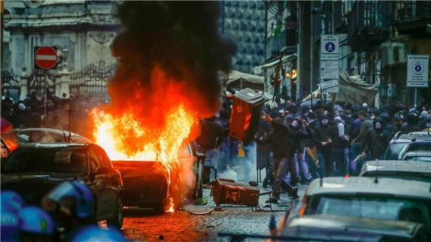 Bilder des Tages Vor dem Champions-League-Spiel der Frankfurter Eintracht in Neapel kommt es zu heftigen Krawallen in der Stadt.