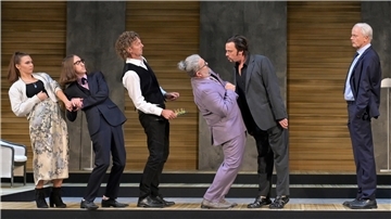 Vor dem Diener schrecken schon mal alle zurück (von links): Clara (Anna Caterina Fadda), Silvester (Alexander Smirzitz), Wirt Schunke (Aom Flury), Hosemann (Frank Auerbach), Diener Plietschmann (Henning Bäcker) und Doktor Friesdorf (Kay Krause).