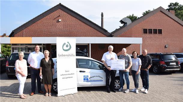 Vor dem ehemaligen Supermarkt freuen sich (von links) Marlies Schröder, Volker Wahlers und Sylvia Mehrkens-Bartsch von der Lebenshilfe, Martin Frank von der Diakoniestation, Kai und Christina Oevermann sowie Matthias Böttjer von der Böttjer-Oevermann Immobilien GbR über das Vorhaben.