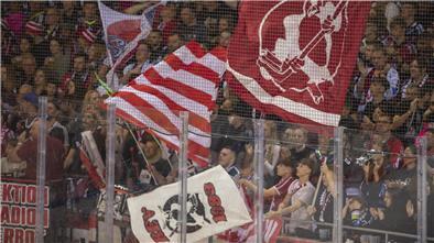 Vor dem ersten Bully beim Auftaktspiel der Fischtown Pinguins gegen die Grizzlys Wolfsburg haben Zuschauer im Fanblock ein großes Banner in die Höhe gehoben, das auf den Protest gegen Donnerstagsspiele aufmerksam gemacht hat.