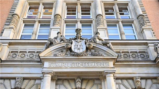Vor dem Hamburger Landgericht hat ein Prozess gegen vier Männer begonnen, unter anderem wegen gefährlicher Körperverletzung und Handels mit Cannabis. (Archivfoto) 
