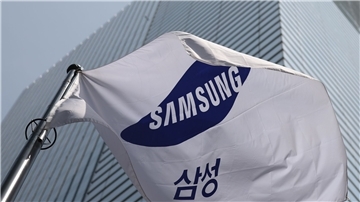 Vor dem Hauptsitz von Samsung im südkoreanischen Seoul weht eine Flagge mit dem Logo des Unternehmens.