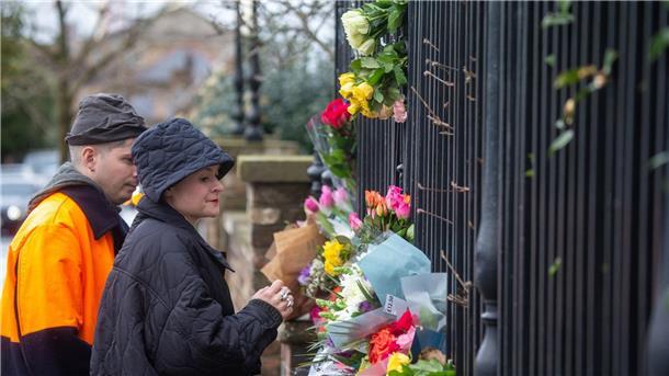 Vor dem Haus der britische Modedesignerin Vivienne Westwood werden Blumen abgelegt.
