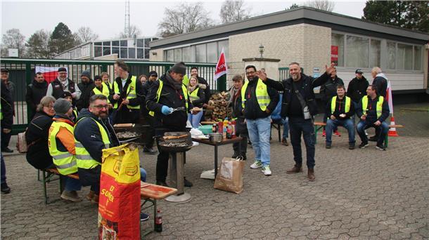 Vor dem Hof der KVG in der Meyerstraße versammeln sich die Beschäftigten zum Warnstreik. Auch am Freitag werden die Busfahrerinnen und -fahrer ihre Arbeit nicht aufnehmen.