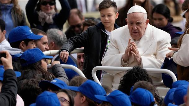 Vatikan: Papst wegen Atemwegsinfekt in Krankenhaus Vor dem Krankenhausaufenthalt: Papst Franziskus spricht mit Kindern bei seiner Generalaudienz.