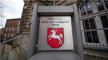Schild vor dem Amts- und Landgericht Stade