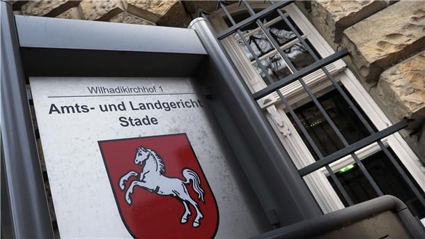 Vor dem Landgericht Stade muss sich ein 63-Jähriger wegen sexuellen Missbrauchs eines Mädchens verantworten.