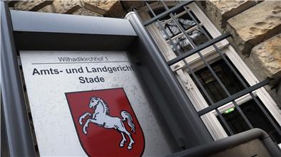 Vor dem Landgericht Stade muss sich ein 63-Jähriger wegen sexuellen Missbrauchs eines Mädchens verantworten.
