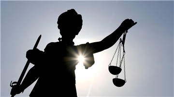 Die Göttin Justitia im Gegenlicht.