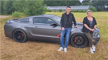Vor dem Mustang GT S197: Karen Ritter und Raphael Schork organisieren mit ihrer Cuxhaven Car Community ihren ersten Wiesentreff in Loxstedt.  