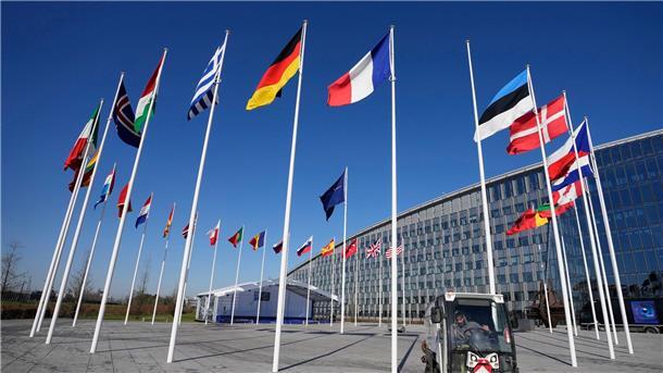 Krieg gegen die Ukraine: So ist die Lage Vor dem Nato-Hauptquartier ist noch ein Mast ohne Fahne: Ab morgen soll dort die finnische Flagge wehen.