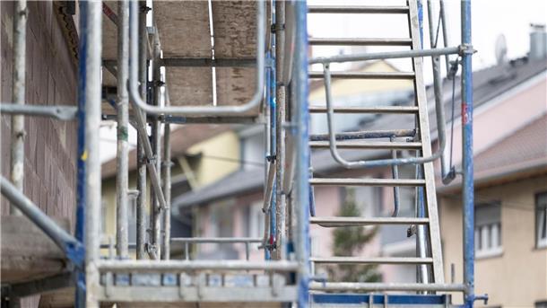 Weniger neue Wohnungen genehmigt Vor dem Neubau steht die Genehmigung. (Symbolbild)