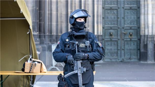 Vor dem Pontifikalamt im Kölner Dom zum Jahresabschluss mit Kardinal Woelki wird das Domumfeld von Einsatzkräften der Polizei mit Maschinenpistolen stark bewacht.