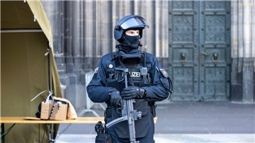 Vor dem Pontifikalamt im Kölner Dom zum Jahresabschluss mit Kardinal Woelki wird das Domumfeld von Einsatzkräften der Polizei mit Maschinenpistolen stark bewacht.