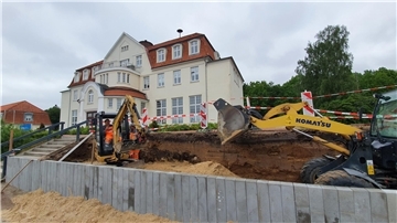 Vor dem Regionalen Versorgungszentrum in Nordholz entsteht eine Rampe für Menschen mit Gehbehinderungen und Kinderwagen.