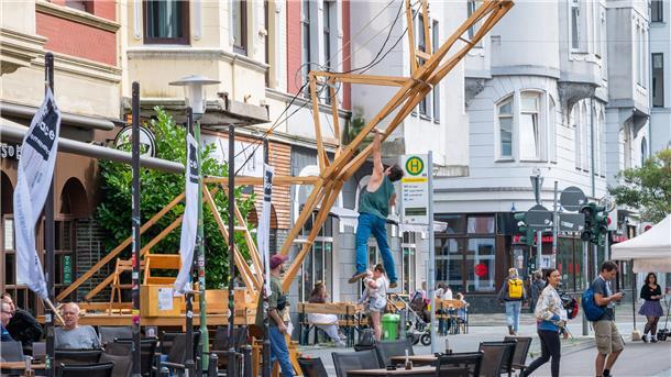 Vor dem Rüssel führt „Cirque On Edge" das Programm „Die Brücke" auf.