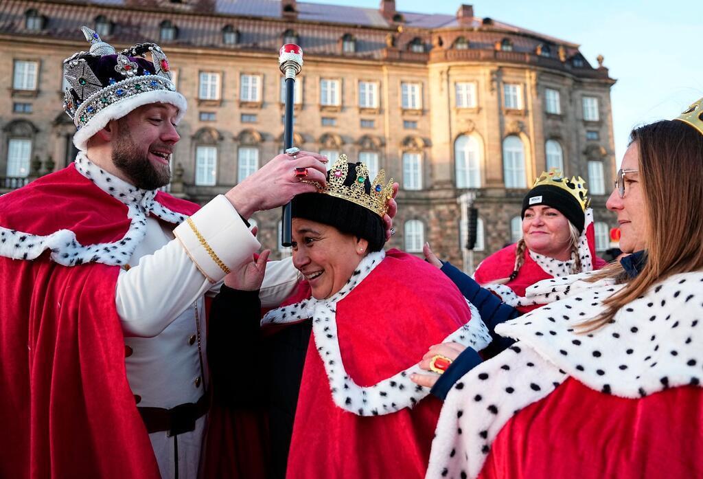 Königlicher Kuss: Frederik X. neuer König von Dänemark Vor dem Schloss Christiansborg warten Royal-Fans als König und Königin gekleidet auf die Proklamation des neuen Königs von Dänemark.