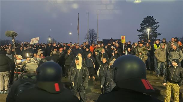 Vor dem Sitzungsgebäude des Kreistages von Nordwestmecklenburg kamen nach Polizeiangaben am Donnerstag 700 Menschen zusammen.