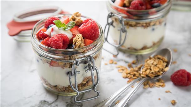 Vor dem Sport sollten leicht zu verdauende Snacks gegessen werden, die Eiweiße und Kohlenhydrate liefern - etwa Naturjoghurt mit Obst und Haferflocken.