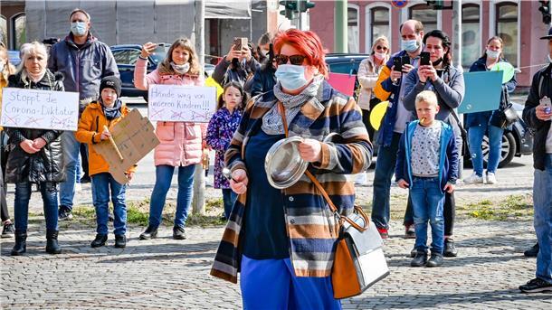 Vor dem Stadthaus demonstrieren Bürger gegen die Test- und Maskenpraxis für Kinder. Mutter Carola Koch ist die Organisatorin des Protests.