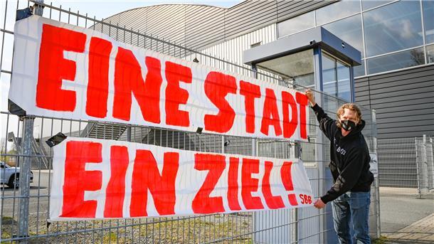 Vor dem Start der Playoffs haben Fans der Fischtown Pinguins Transparente vor der Eisarena aufgehängt. Kapitän Mike Moore weiß das zu würdigen.
