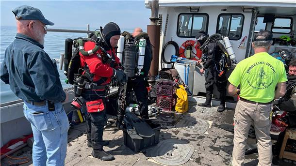 Wie Vernes „Nautilus“: Taucher finden altes U-Boot Vor dem Tauchgang zum Wrack des 92 Fuß langen Angriffs-U-Boots „Defender“.