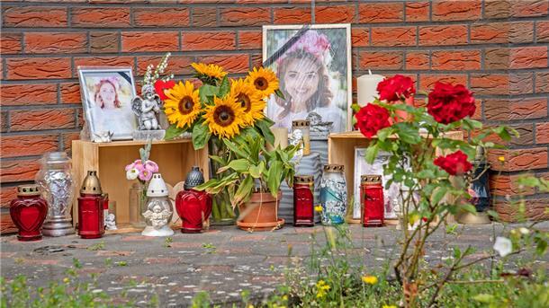 Vor dem Wohnhaus von Ekaterina B. und ihrer Familie in Wulsdorf stehen immer noch Fotos, Kerzen und Blumen. Der Zugang zum Garten ist mit Polizeisiegeln versperrt, alle Rollläden des Hauses sind heruntergelassen.