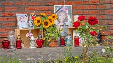 Vor dem Wohnhaus von Ekaterina B. und ihrer Familie in Wulsdorf stehen immer noch Fotos, Kerzen und Blumen. Der Zugang zum Garten ist mit Polizeisiegeln versperrt, alle Rollläden des Hauses sind heruntergelassen.