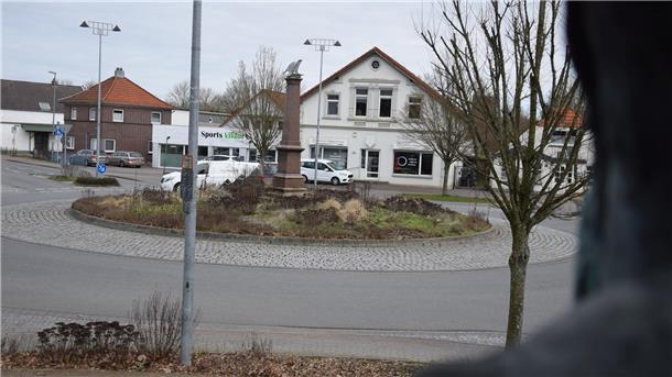 Vor den Augen von Wilhelm Müller (Statue rechts im Bild) lässt der OOWV am kommenden Montag eine Baustelle einrichten. Für mehrere Wochen wird der dortige Kreisverkehr zum Nadelöhr.