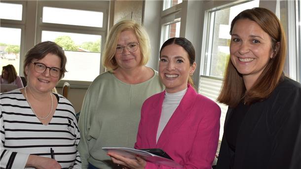 Vor der Ausschuss-Sitzung im Rathaussaal in Rodenkirchen im Gespräch (von links): Kerstin Beck und Petra Blohm (Schulleiterinnen in Rodenkirchen), Anne Gedratis (Schulleiterin in Seefeld) und Elternvertreterin Sonja Zimmermann.