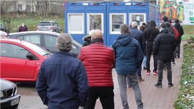 Vor der Corona-Teststation vor dem Hagener E-Center bilden sich zum Teil lange Schlangen. In der kommenden Woche sollen weitere Testangebote in der Gemeinde an den Start gehen.