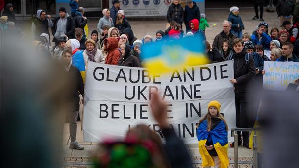 Vor der Großen Kirche versammelten sich die Demoteilnehmer zur Kundgebung.