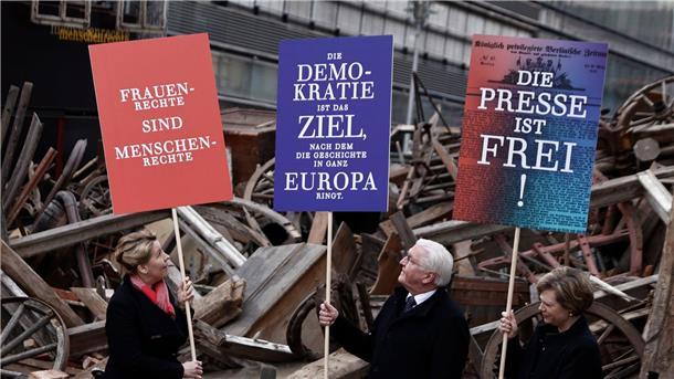 175 Jahre Märzrevolution: Gedenkveranstaltung in Berlin Vor der Installation einer Straßenbarrikade eröffnen Franziska Giffey, Frank Walter-Steinmeier und Cornelia Seibeld das „Wochenende für die Demokratie“ in Berlin.