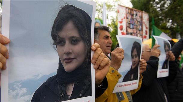 Fall Amini: Irans Regierung nach Protesten unter Druck Vor der iranischen Botschaft in Berlin werden Bilder der verstorbenen Mahsa Amini gezeigt.