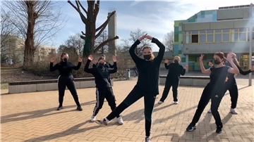 Vor der Kulisse der Oberschule Carl von Ossietzky wurde ein Teil des Videos gedreht, das der Abschluss des Projekts der sieben Mädchen mit der New Yorker Battery Dance Company war. Foto Screenshot