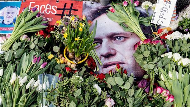 Bilder des Tages Vor der russischen Botschaft in Kopenhagen haben Passanten als Zeichen ihrer Trauer Blumen zu Ehren des Kreml-Kritikers Alexej Nawalnys niedergelegt. Er soll nach Angaben der russischen Justiz am 16.02.2024 in einem sibirischen Straflager verstorben sein.