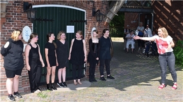 Vor der Seefelder Mühle präsentieren sich die „Theaterfüchse“ mit ihrer Leiterin Anna Lena Rode (rechts). Foto Schnieder