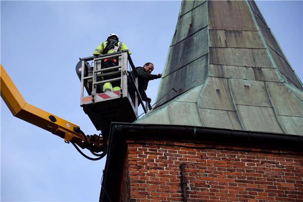Vor der St.-Marien-Kirche im Nordenhamer Ortsteil Atens stand am Dienstag ein gr...