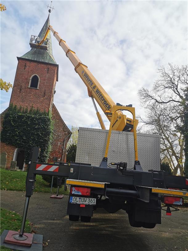 Vor der St.-Marien-Kirche im Nordenhamer Ortsteil Atens stand am Dienstag ein gr...