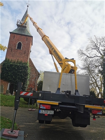 Vor der St.-Marien-Kirche im Nordenhamer Ortsteil Atens stand am Dienstag ein gr...