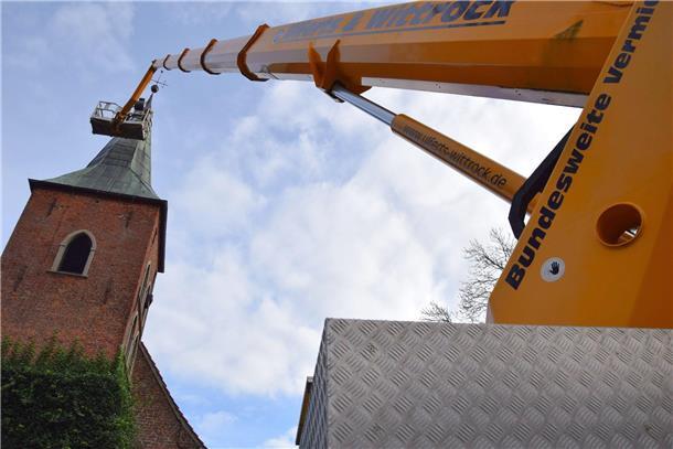 Vor der St.-Marien-Kirche im Nordenhamer Ortsteil Atens stand am Dienstag ein gr...
