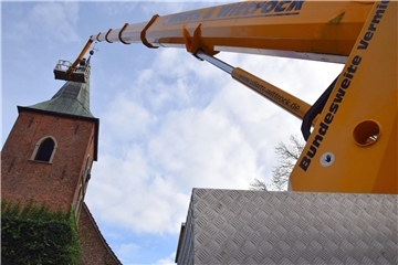 Vor der St.-Marien-Kirche im Nordenhamer Ortsteil Atens stand am Dienstag ein gr...