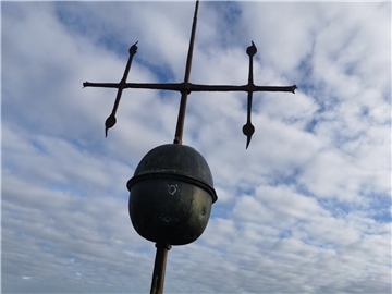 Vor der St.-Marien-Kirche im Nordenhamer Ortsteil Atens stand am Dienstag ein gr...