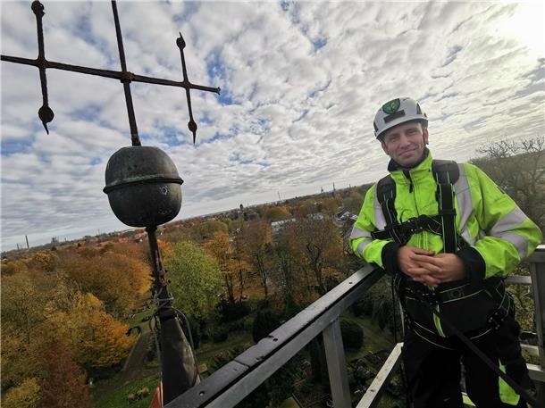 Vor der St.-Marien-Kirche im Nordenhamer Ortsteil Atens stand am Dienstag ein gr...