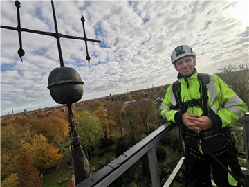 Vor der St.-Marien-Kirche im Nordenhamer Ortsteil Atens stand am Dienstag ein gr...